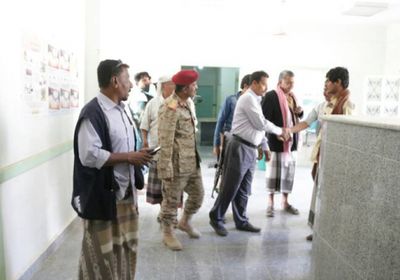 محافظ ابين يتفقد سير العمل بمستشفى أحور ويلتقي عددا من المواطنين بالمدينة 