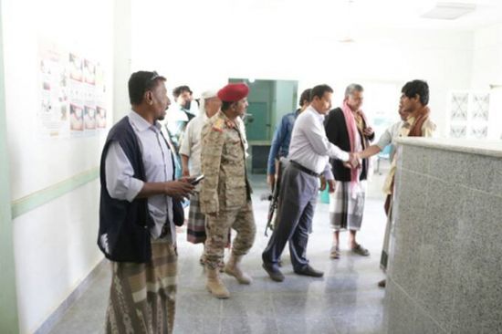 محافظ ابين يتفقد سير العمل بمستشفى أحور ويلتقي عددا من المواطنين بالمدينة 