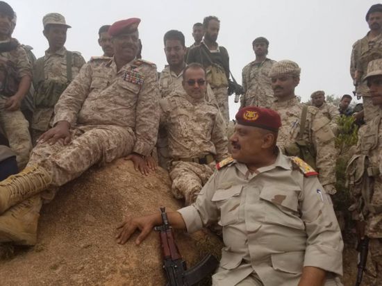 محافظ لحج وقائد المنطقة الرابعة يتفقدان الخطوط الأمامية لجبهات القتال بالقبيطة