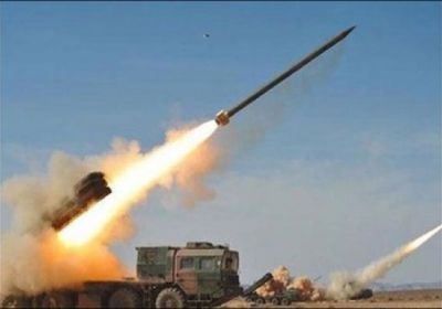 الحوثيون يطلقون صاروخ توشكا على المقاومة والجيش الوطني بالخوخة 