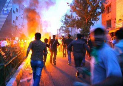 إيران.. إطلاق نار كثيف واشتباكات في شرق طهران