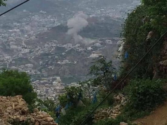 قصف جوي ومدفعي على مواقع جماعة الحوثي شرق وغرب محافظة تعز