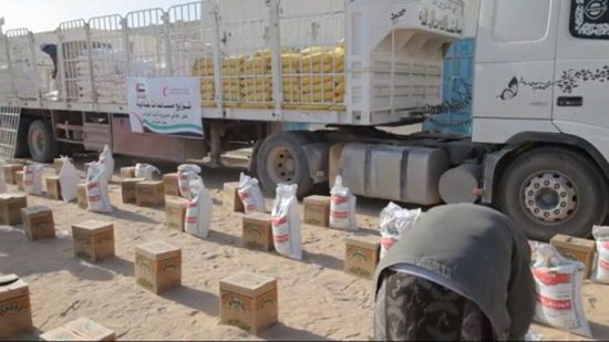 الهلال الإماراتي" يقدم مساعدات غذائية لأهالي قف العوامر بالشريط الصحراوي في حضرموت