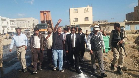 محافظ سقطرى يدشن بدء عملية سفلتة شوارع العاصمة حديبوه بدعم حكومي