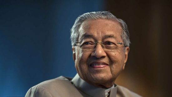 قائد نهضة ماليزيا الحديثة .. مهاتير محمد يعود للعمل السياسي في عمر 92 عاما 