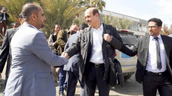 مسؤول في الشرعية يكشف الهدف الرئيسي لزيارة نائب المبعوث الأممي "شريم" إلى صنعاء