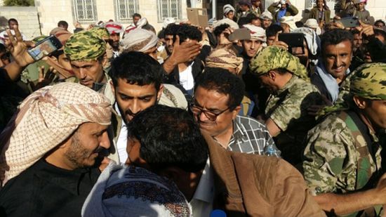 شاهد .. وصول طارق صالح إلى عاصمة محافظة شبوة لتعزية اسرة عارف الزوكا