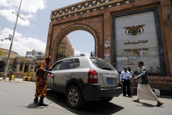 الشرعية: الحوثيون بددوا الاحتياطي النقدي ونهبوا 5.2 مليار دولار