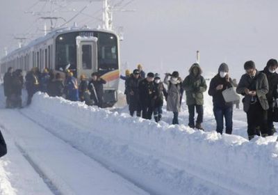 بالصور.. الثلوج تعطل قطاراً في اليابان عن مواصلة رحلته