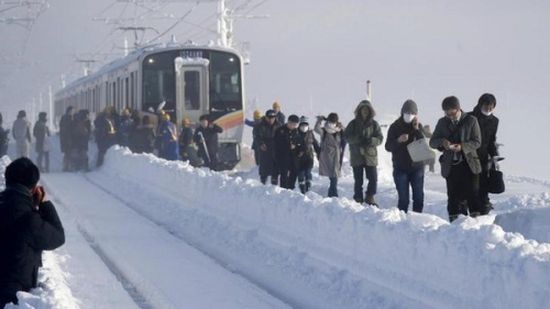 بالصور.. الثلوج تعطل قطاراً في اليابان عن مواصلة رحلته