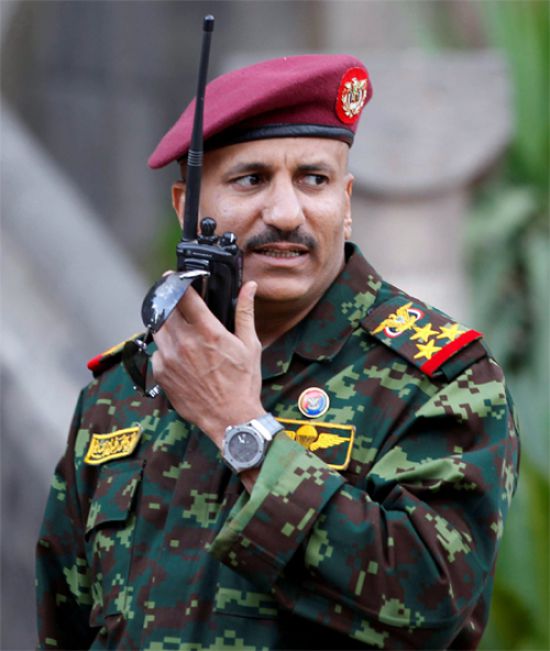 طارق صالح يمهّد لبناء قوة ثالثة بين هادي والحوثيين
