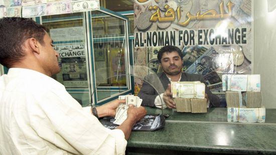 مصرفيون: انعدام النقد الأجنبي في اليمن ينذر بانهيار شامل للريال