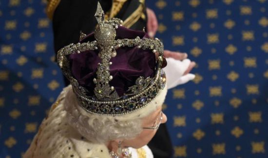 ملكة بريطانيا تروي معاناتها مع التاج