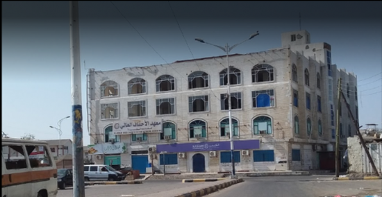 عدن : تفكيك عبوة ناسفة وضعت بالقرب من مصرف الكريمي بخور مكسر