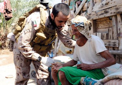 الفرق الطبية للقوات الإماراتية تقدم خدمات علاجية ميدانية إلى أهالي الساحل الغربي