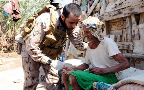 الفرق الطبية للقوات الإماراتية تقدم خدمات علاجية ميدانية إلى أهالي الساحل الغربي