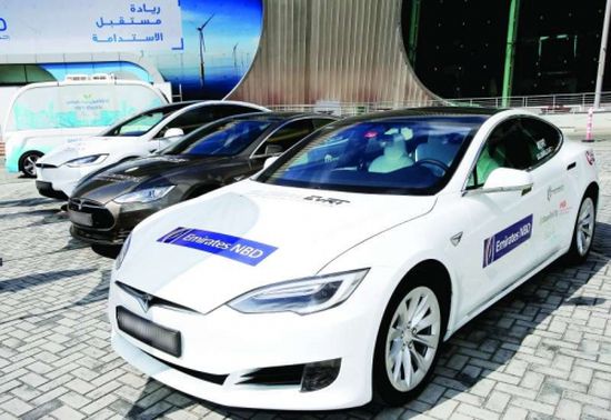 انطلاق أول رحلة للسيارات الكهربائية بين الإمارات وعمان