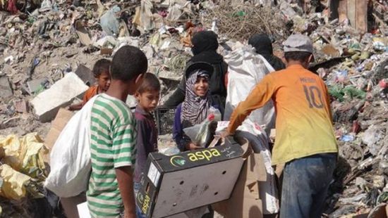 رويترز: اليمنيون يفتشون عن الطعام في القمامة