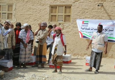 الهلال الأحمر الإماراتي يوزع مساعدات غذائية على أهالي منطقة فغمة بوادي حضرموت