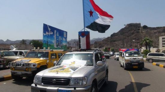  موكب يافع الزاحف الى عدن يردد :  يالزبيدي نادنا وقت الطلب  عشرة مكاتب تقبلك مثل الصقور