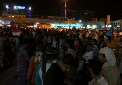 عدن: عشية انتهاء مهلة اقالة الحكومة .. الآلاف من ابناء الجنوب يصلون ساحة العروض بخور مكسر 