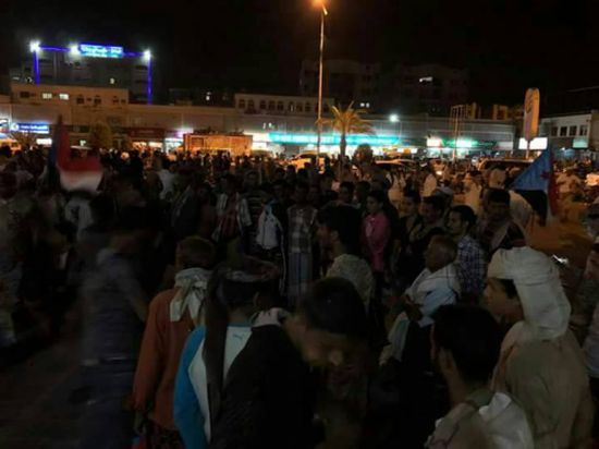 عدن: عشية انتهاء مهلة اقالة الحكومة .. الآلاف من ابناء الجنوب يصلون ساحة العروض بخور مكسر 
