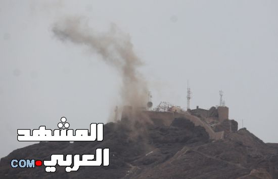 عدن : دبابات الحرس الرئاسي تقصف معسكر جبل حديد بخور مكسر
