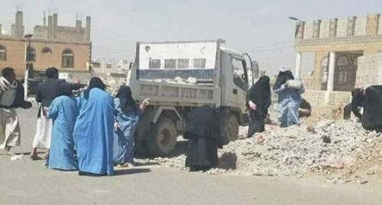 الحوثي يجبر ” السجينات ” على الأعمال الشاقة في صنعاء (صورة)