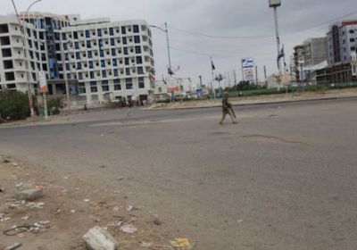 عدن : اشتباكات مسلحة على أرضية في محيط جولة كالتكس بالمنصورة 