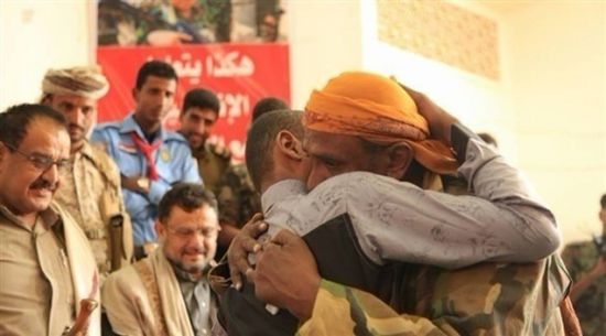 بالصور: قوات الشرعية تسلم 27 طفلاً من أسرى الحوثي لأهاليهم في مأرب