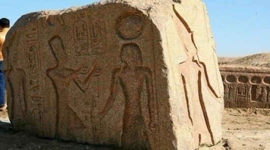 مصر: العثور على لوحة أثرية للملك رمسيس الثاني