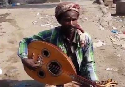  فنان شعبي يحارب الحوثيين بالعود والغناء (فيديو)