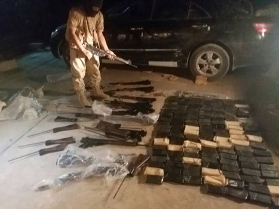 بالصور : قوات النخبة الشبوانية تضبط اسلحة مهربة  قادمة من محافظة مأرب