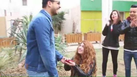 مواقع تواصل: فتاة عربية تطلب يد صديقها على الملأ