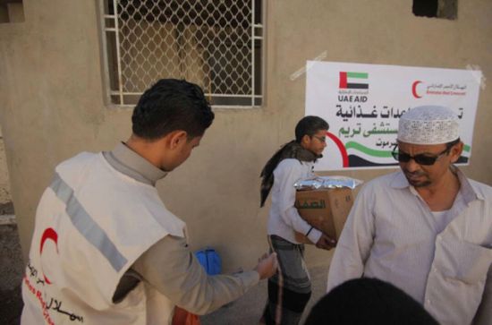  مساعدات غذائية من الهلال الأحمر الإماراتي لمتعاقدي مستشفى تريم بوادي حضرموت