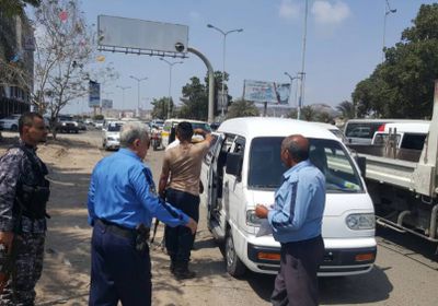 مدير عام شرطة مرور عدن يقوم بتنفيذ حملة لضبط السيارات المخالفة والمجهولة الهوية