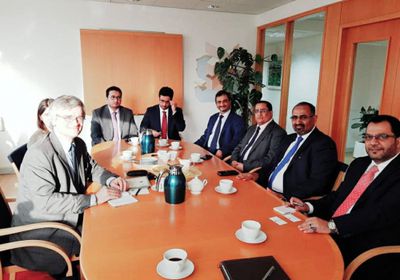 الرئيس الزبيدي واعضاء من هيئة الرئاسة يلتقون مبعوث مملكة السويد الى اليمن وليبيا