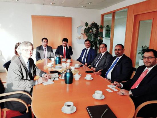 الرئيس الزبيدي واعضاء من هيئة الرئاسة يلتقون مبعوث مملكة السويد الى اليمن وليبيا
