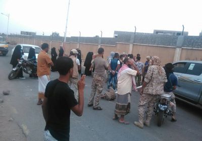 عسكريون محتجون يقطعون خط عدن - المخا للمطالبة بصرف مرتباتهم 