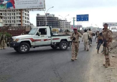 عدن : قوات الطوارئ بأمن المنشآت تلقي القبض على عصابة تقوم بنهب معدات من ملعب 22 مايو