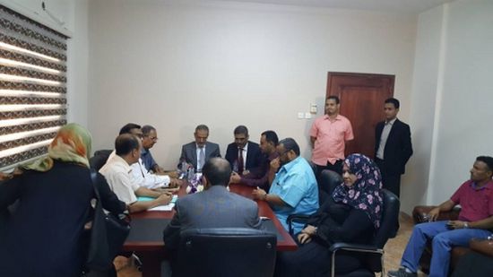 د. لملس يدشن فتح مظاريف المناقصة الخاصة بتوريد ورق طباعي للكتب المدرسية ..