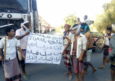 جنود في جبهات طورالباحة يقطعون طريقا رئيسا بين عدن وتعز احتجاجاً على عدم صرف مرتباتهم