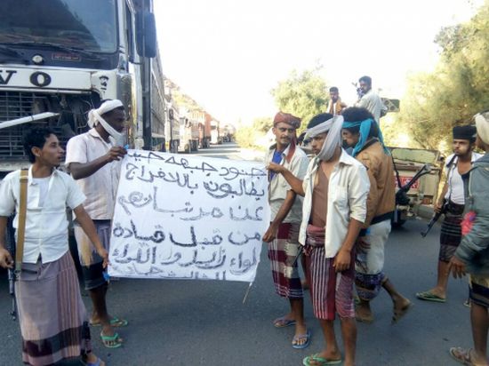 جنود في جبهات طورالباحة يقطعون طريقا رئيسا بين عدن وتعز احتجاجاً على عدم صرف مرتباتهم