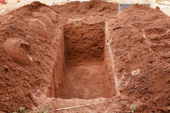 مواطنون ينبشون قبر إمرأة في اب للبحث عن رصيد جوال