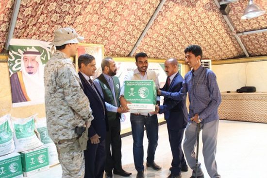 محافظ حضرموت يدشن توزيع المساعدات الغذائية لمركز الملك سلمان للاغاثة والأعمال الانسانية