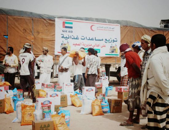 الهلال الاحمرالاماراتي يوزع  3000 سلة عذائية على سكان صعيد يشبم بشبوة