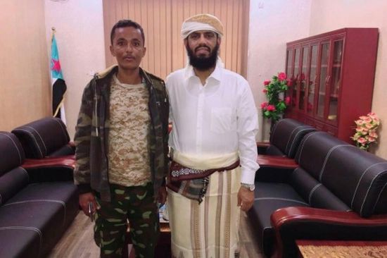 نائب رئيس المجلس الانتقالي يكرّم الجندي ماجد النقيب لموقفه الإنساني في هجوم جولدمور الإرهابي