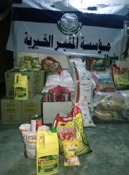 المنير الخيرية توزع 60 سلة غذائية لعدد من الأسر بعدن