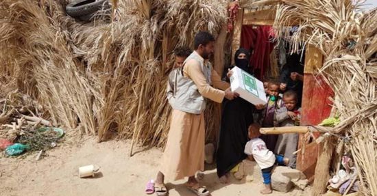 مركز الملك سلمان للإغاثة يوزع التمور في محافظة الجوف اليمنية