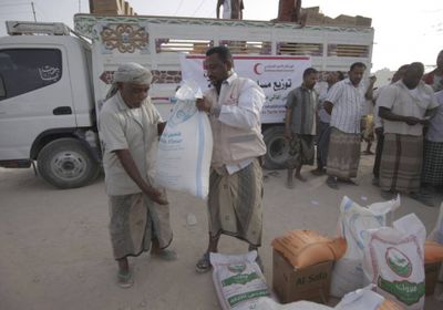 "صور" الهلال الأحمر الإماراتي يقدم مساعدات غذائية لأهالي مديرية تريم بحضر موت